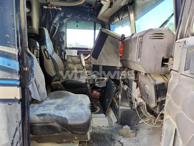 Photo 10 of 2001 FREIGHTLINER CONVENTIONAL SEMI TRUCK (VIN 1FUPUSZBX1LG05349)