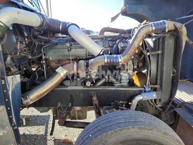 Photo 6 of 2001 FREIGHTLINER CONVENTIONAL SEMI TRUCK (VIN 1FUPUSZBX1LG05349)