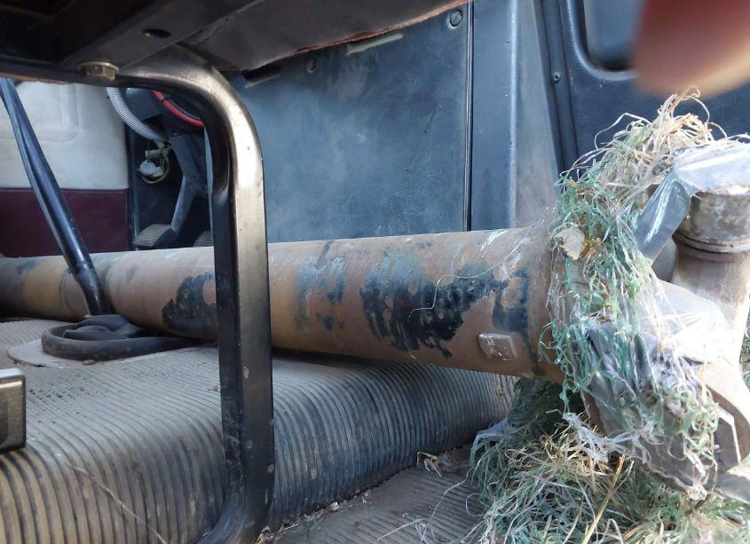 Photo 12 of 2000 Freightliner Conventional FLD112 (VIN 1FUY3MDB6YDF47934)