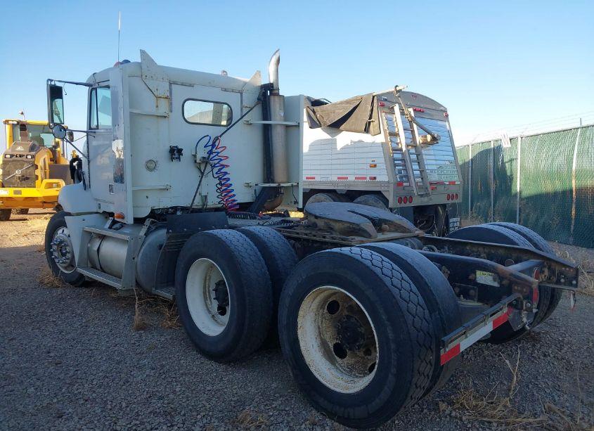 Photo 3 of 2000 Freightliner Conventional FLD112 (VIN 1FUY3MDB6YDF47934)