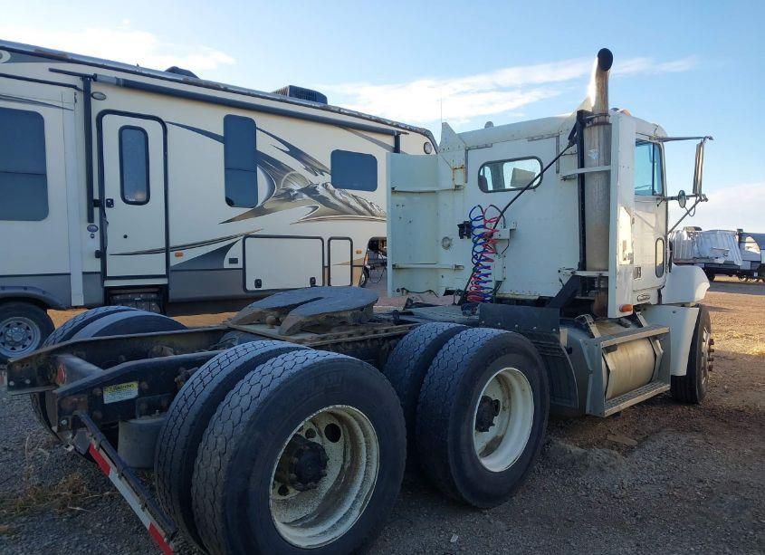 Photo 4 of 2000 Freightliner Conventional FLD112 (VIN 1FUY3MDB6YDF47934)