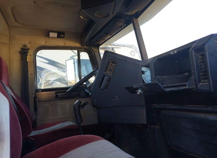 Photo 5 of 2000 Freightliner Conventional FLD112 (VIN 1FUY3MDB6YDF47934)