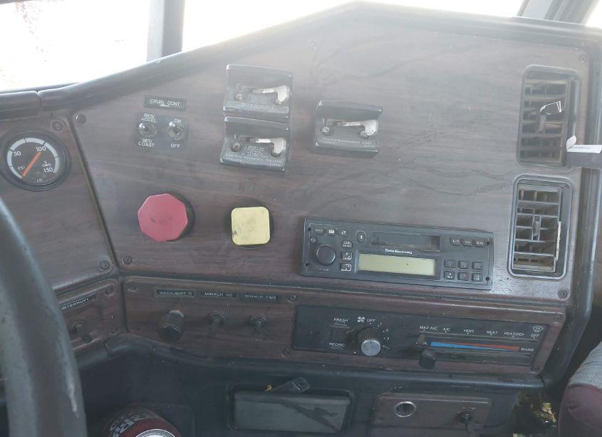 Photo 7 of 2000 Freightliner Conventional FLD112 (VIN 1FUY3MDB6YDF47934)