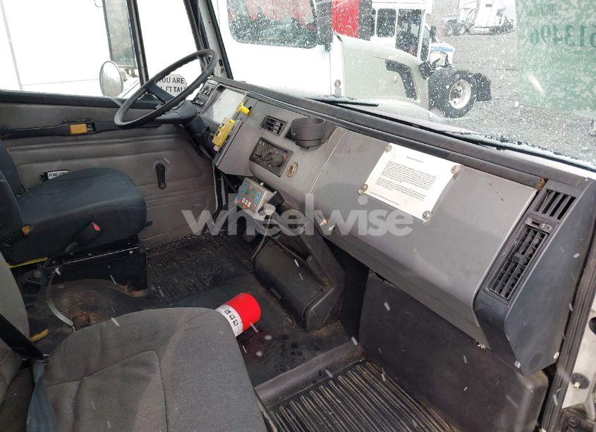 Photo 6 of 2001 Freightliner Fl70 FL70 (VIN 1FVABTAK91HF61047)