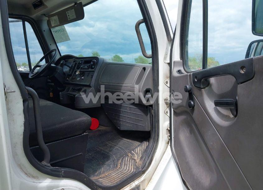 Photo 7 of 2016 Freightliner M2 106 MEDIUM DUTY (VIN 1FVACWDTXGHHB6048)