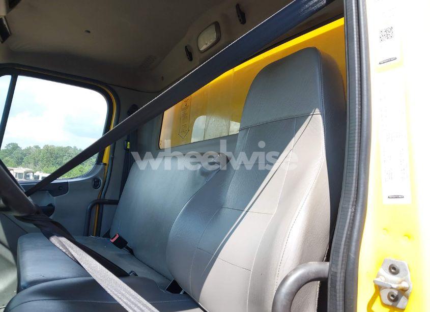 Photo 6 of 2018 Freightliner M2 106 (VIN 1FVACWFB1JHJH5545)