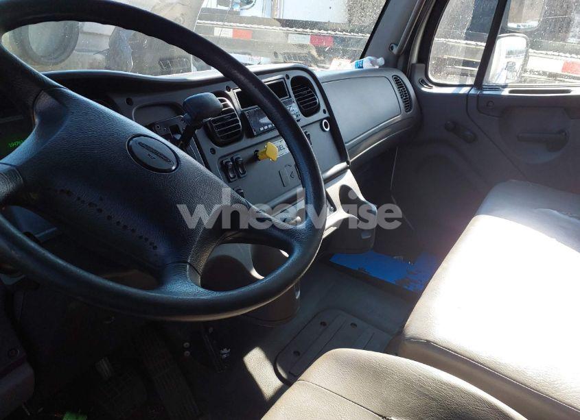 Photo 7 of 2018 Freightliner M2 106 (VIN 1FVACWFB2JHJP2318)