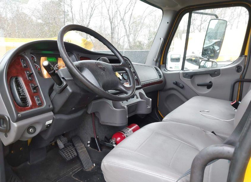 Photo 6 of 2018 Freightliner M2 106 (VIN 1FVACWFB5JHJH4768)