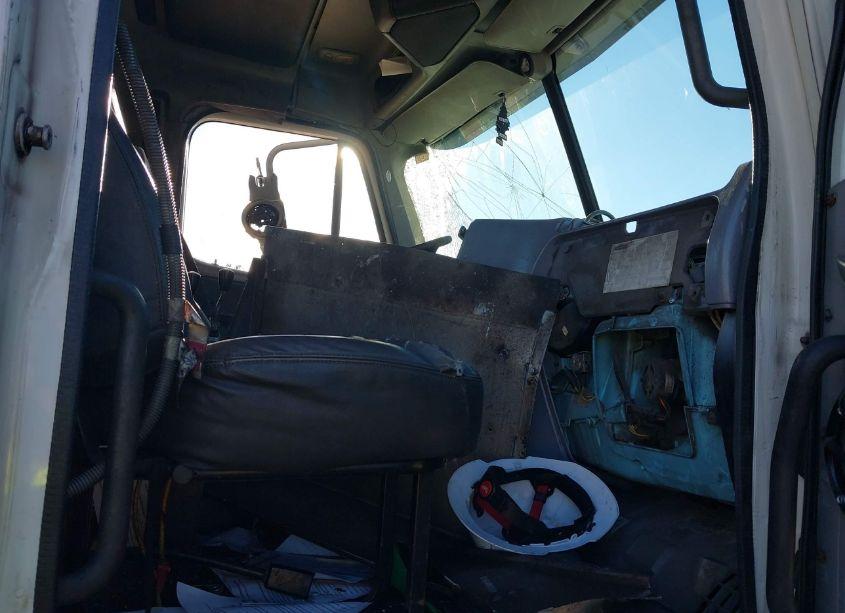 Photo 5 of 2002 Freightliner Columbia COLUMBIA (VIN 1FVHA6A822LK13996)