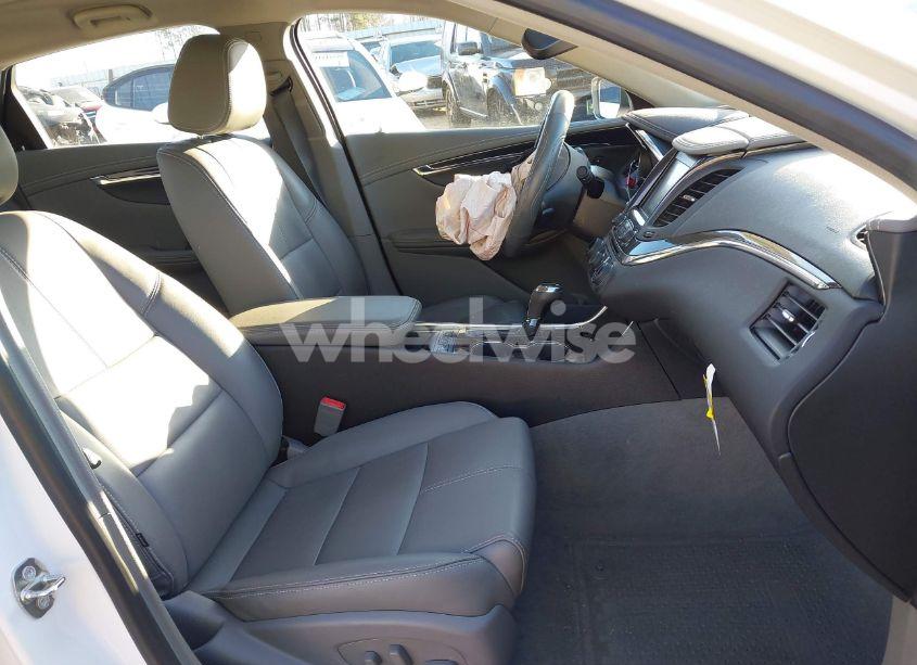 Photo 5 of 2019 Chevrolet Impala LT (VIN 1G11Z5S3XKU144819)