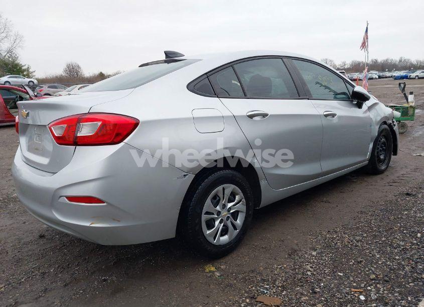 Photo 4 of 2019 Chevrolet Cruze LS (VIN 1G1BC5SM0K7135558)