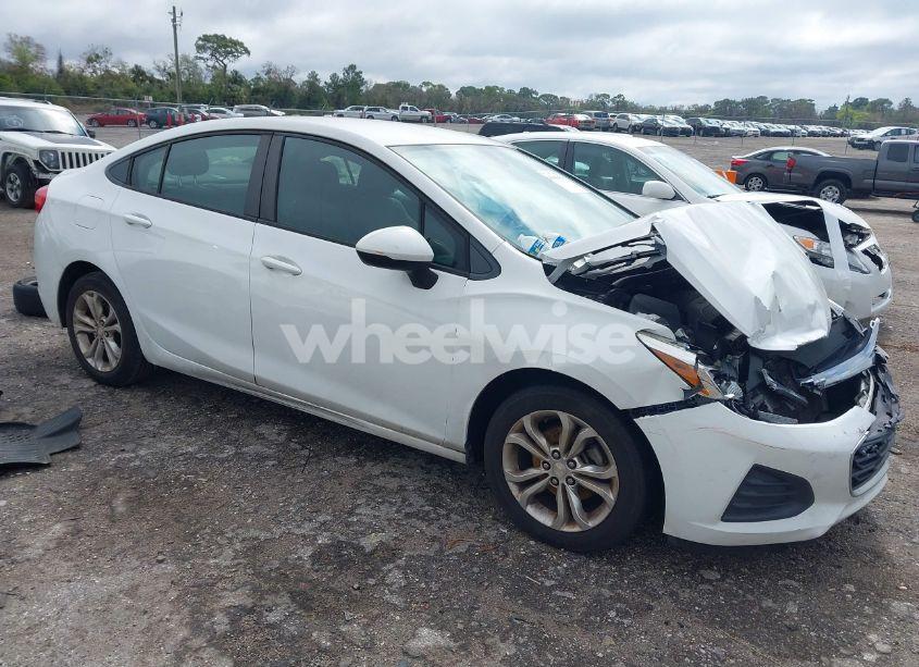 2019 Chevrolet Cruze LS (VIN 1G1BC5SM1K7152868) main photo