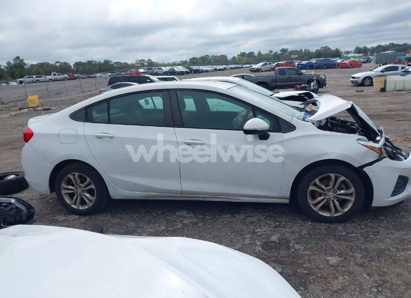 Photo 13 of 2019 Chevrolet Cruze LS (VIN 1G1BC5SM1K7152868)
