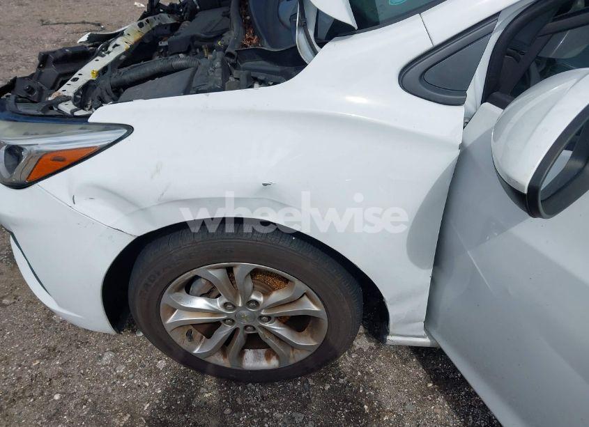 Photo 6 of 2019 Chevrolet Cruze LS (VIN 1G1BC5SM1K7152868)