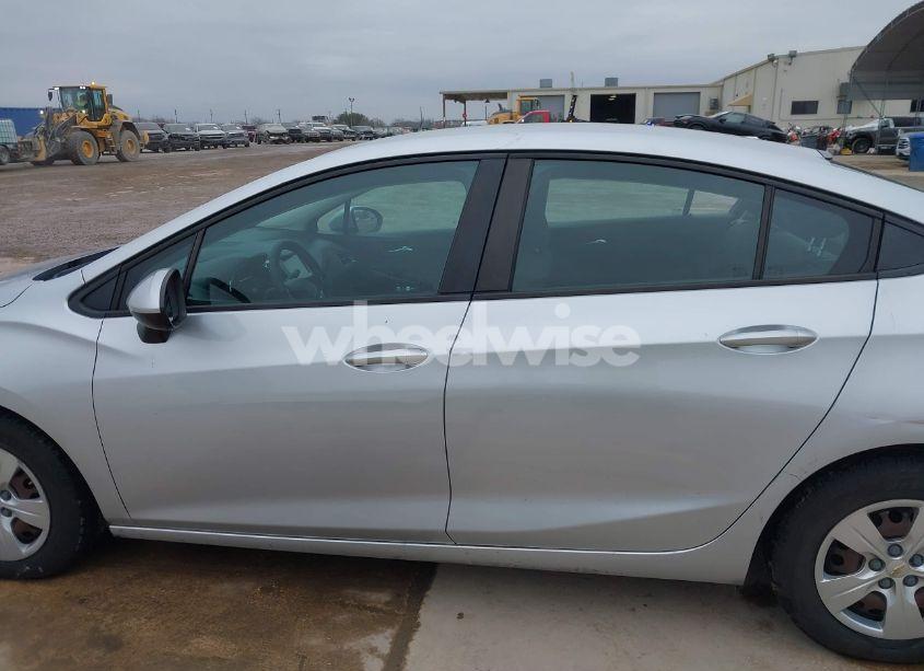 Photo 14 of 2017 Chevrolet Cruze LS AUTO (VIN 1G1BC5SM5H7121910)