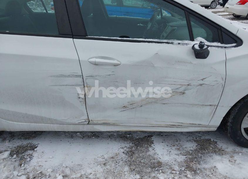 Photo 6 of 2017 Chevrolet Cruze LS AUTO (VIN 1G1BC5SM6H7231722)