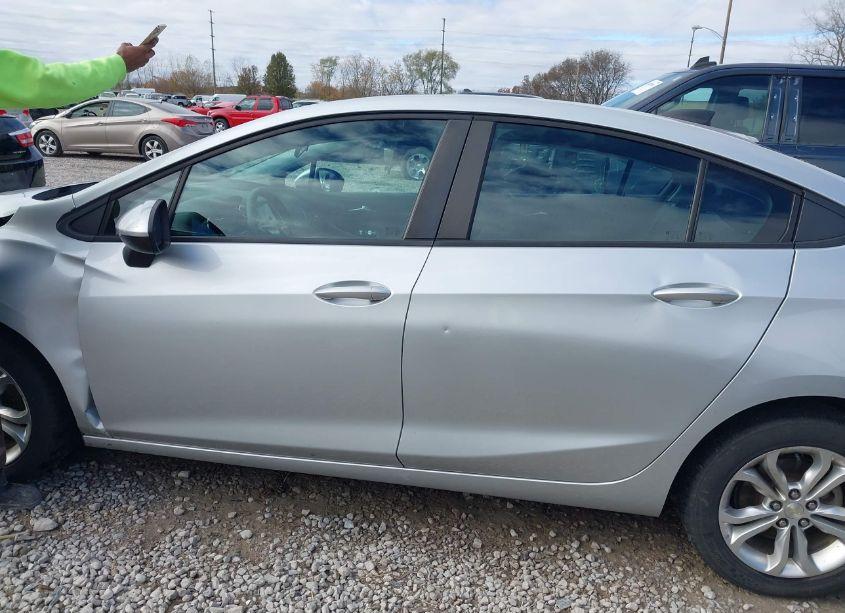 Photo 14 of 2019 Chevrolet Cruze LS (VIN 1G1BC5SM6K7109594)