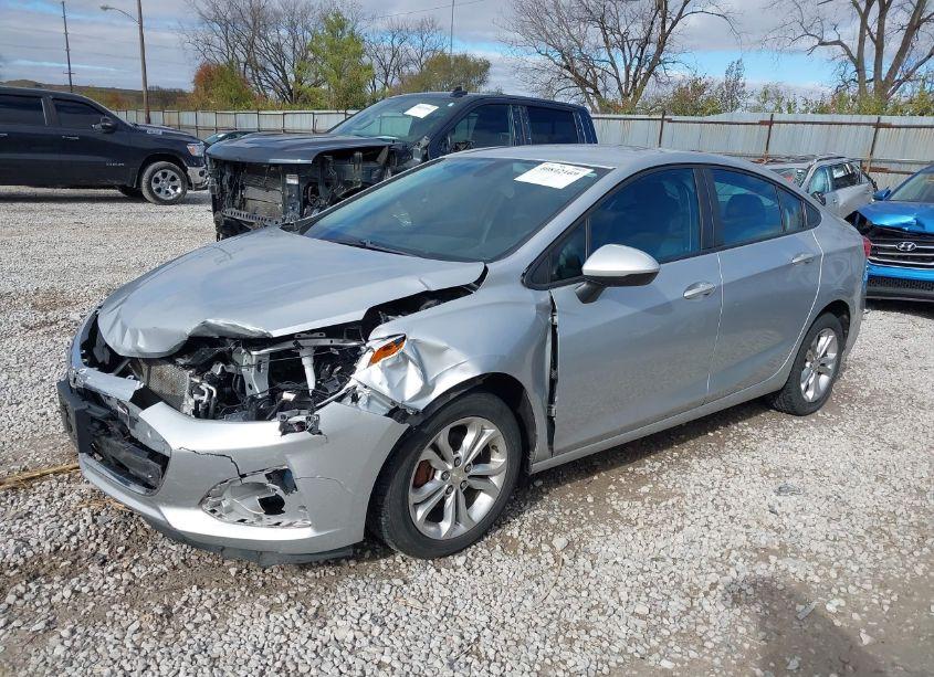 Photo 2 of 2019 Chevrolet Cruze LS (VIN 1G1BC5SM6K7109594)