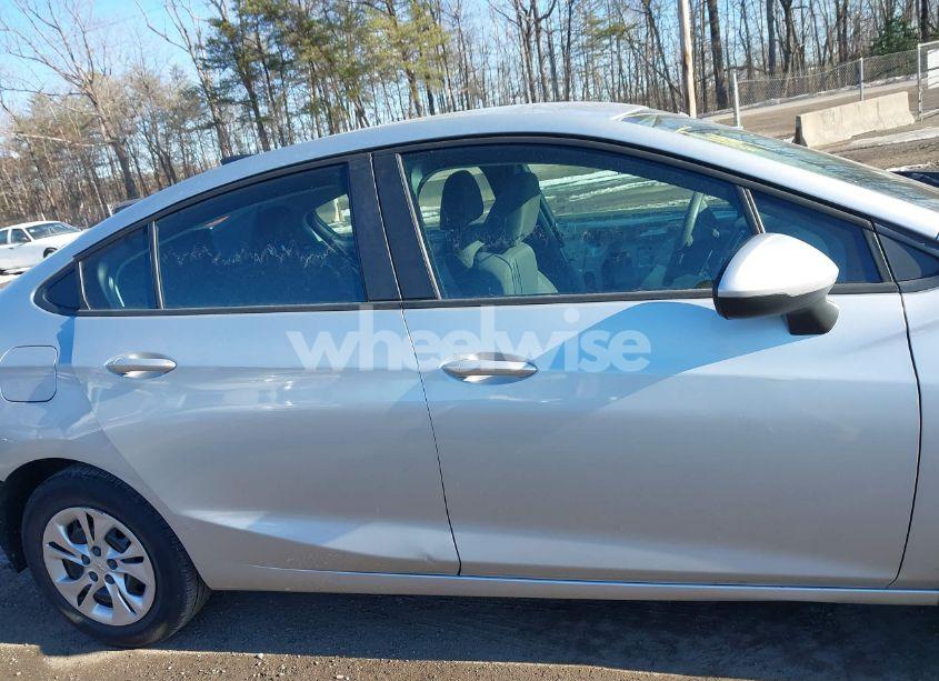 Photo 14 of 2019 Chevrolet Cruze LS (VIN 1G1BC5SM6K7150081)