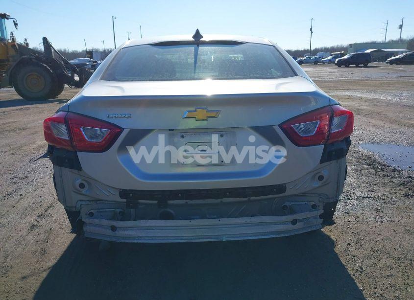 Photo 17 of 2019 Chevrolet Cruze LS (VIN 1G1BC5SM6K7150081)