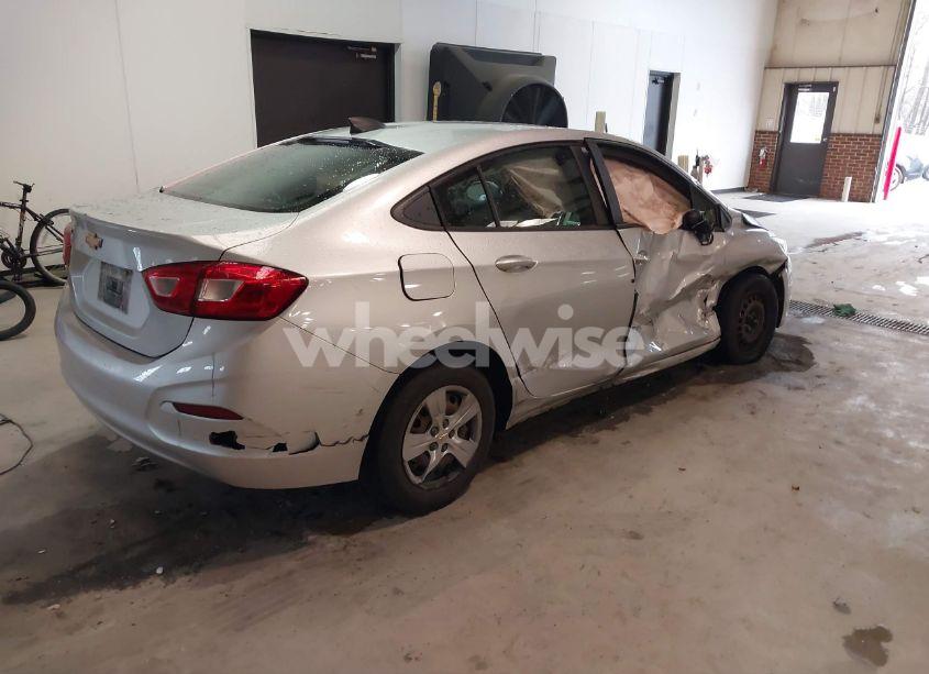Photo 4 of 2018 Chevrolet Cruze LS AUTO (VIN 1G1BC5SM9J7148985)