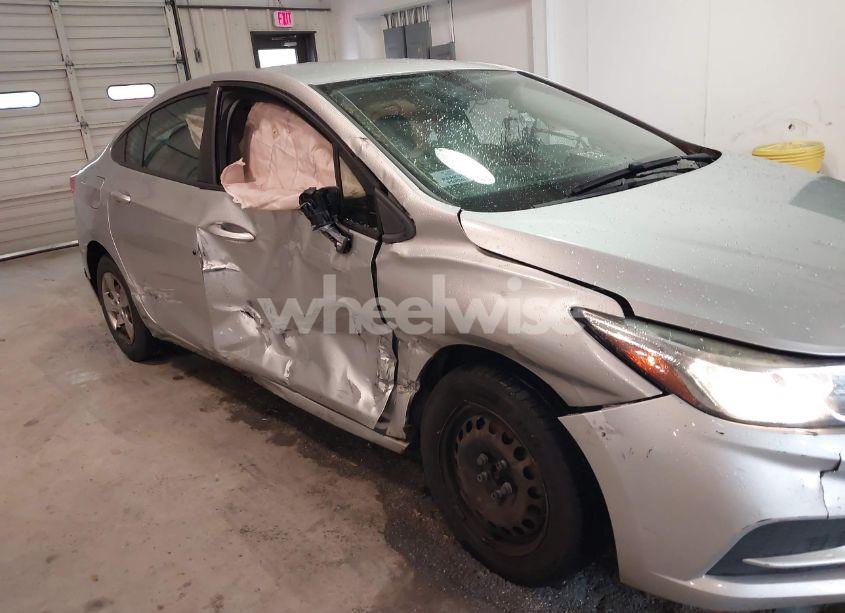 Photo 6 of 2018 Chevrolet Cruze LS AUTO (VIN 1G1BC5SM9J7148985)