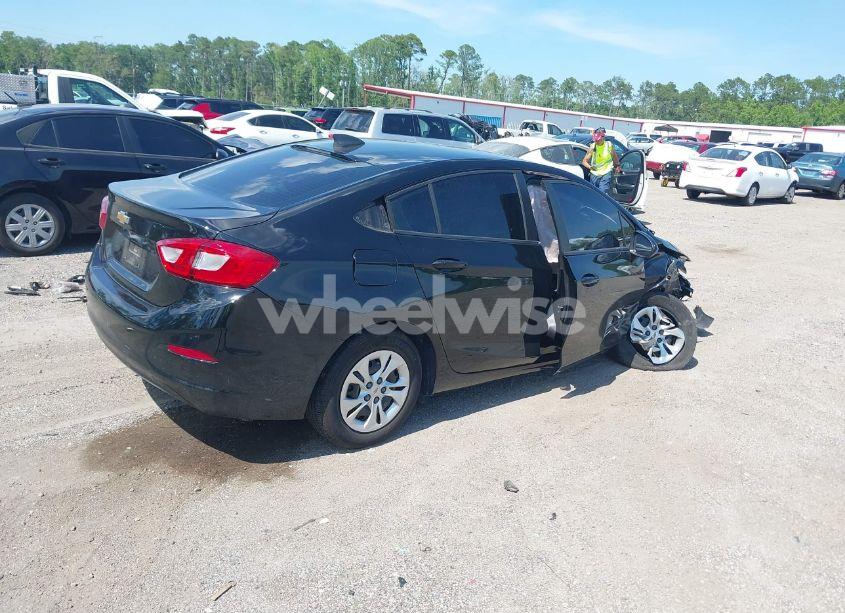 Photo 4 of 2019 Chevrolet Cruze LS (VIN 1G1BC5SM9K7128611)