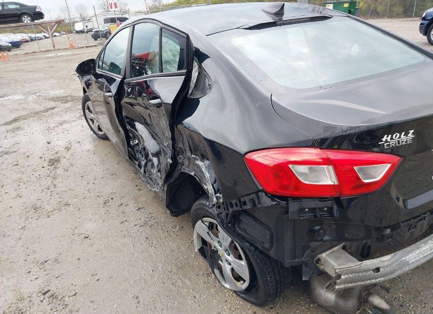 Photo 18 of 2017 Chevrolet Cruze LS AUTO (VIN 1G1BC5SMXH7121112)