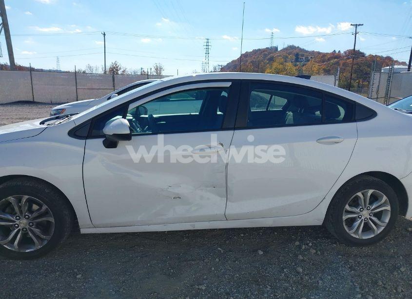 Photo 6 of 2019 Chevrolet Cruze LS (VIN 1G1BC5SMXK7113017)