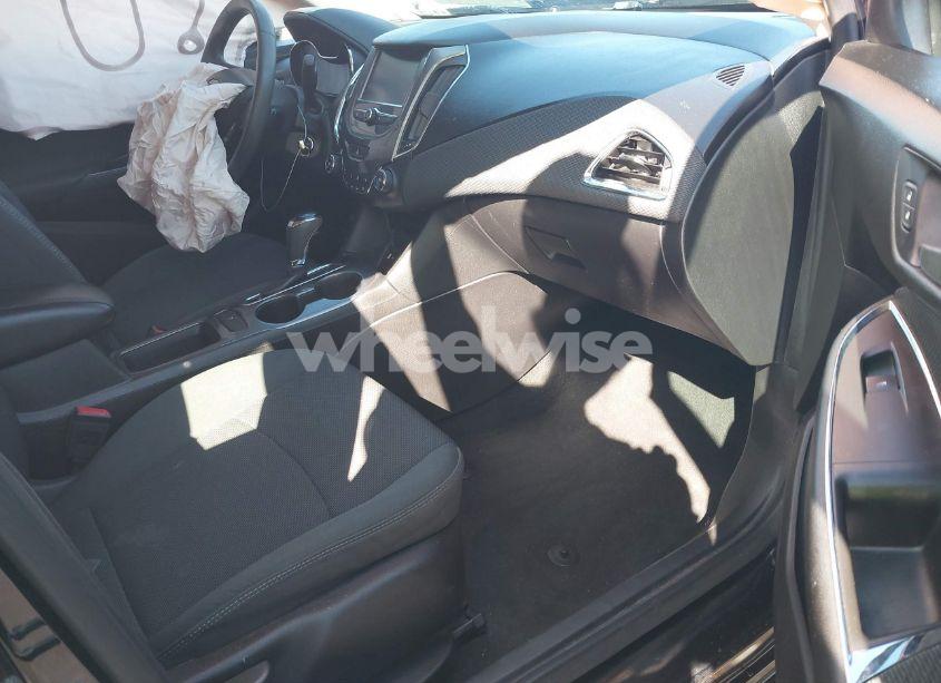 Photo 5 of 2017 Chevrolet Cruze LT AUTO (VIN 1G1BE5SM0H7104278)