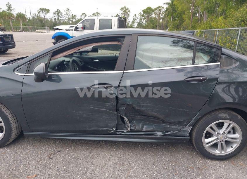 Photo 6 of 2017 Chevrolet Cruze LT AUTO (VIN 1G1BE5SM0H7149897)