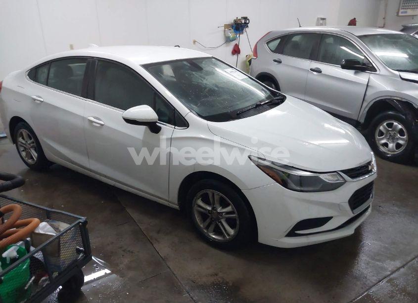 2017 Chevrolet Cruze LT AUTO (VIN 1G1BE5SM0H7150631) main photo