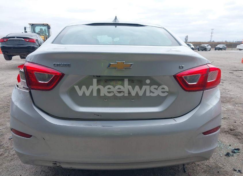 Photo 17 of 2018 Chevrolet Cruze LT AUTO (VIN 1G1BE5SM0J7108370)