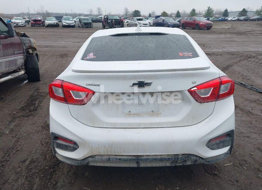 Photo 16 of 2018 Chevrolet Cruze LT AUTO (VIN 1G1BE5SM0J7114492)