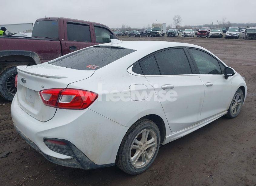 Photo 4 of 2018 Chevrolet Cruze LT AUTO (VIN 1G1BE5SM0J7114492)