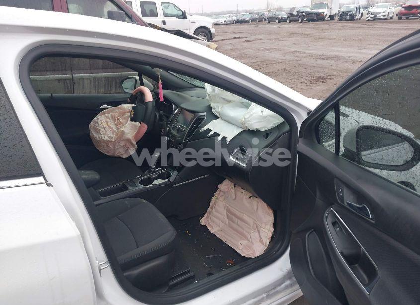 Photo 5 of 2018 Chevrolet Cruze LT AUTO (VIN 1G1BE5SM0J7114492)