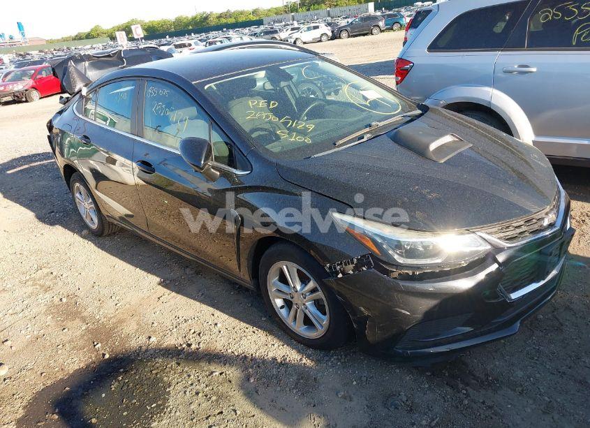 2018 Chevrolet Cruze LT AUTO (VIN 1G1BE5SM0J7133902) main photo