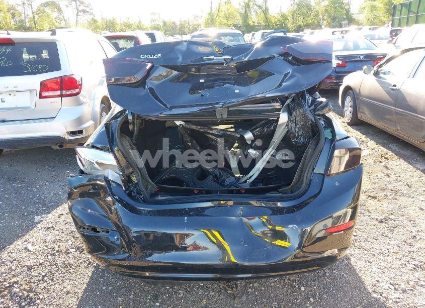 Photo 6 of 2018 Chevrolet Cruze LT AUTO (VIN 1G1BE5SM0J7133902)