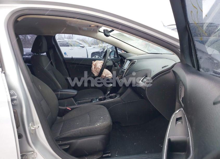 Photo 5 of 2018 Chevrolet Cruze LT AUTO (VIN 1G1BE5SM0J7140171)