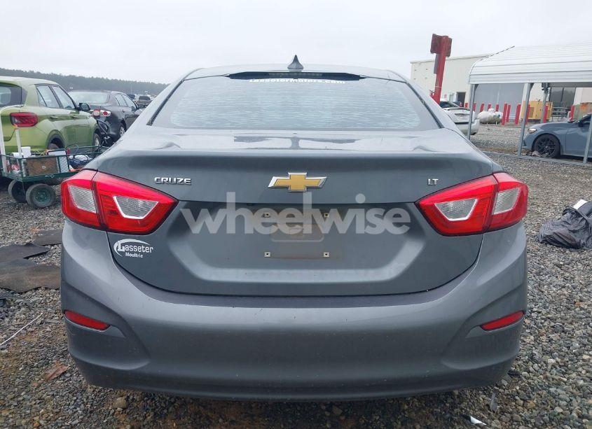 Photo 16 of 2018 Chevrolet Cruze LT AUTO (VIN 1G1BE5SM0J7142261)