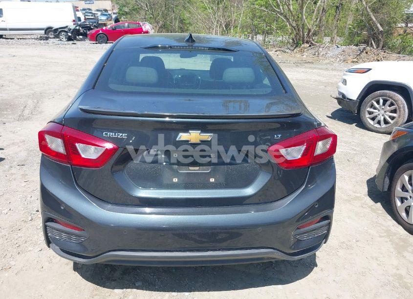 Photo 16 of 2018 Chevrolet Cruze LT AUTO (VIN 1G1BE5SM0J7143782)