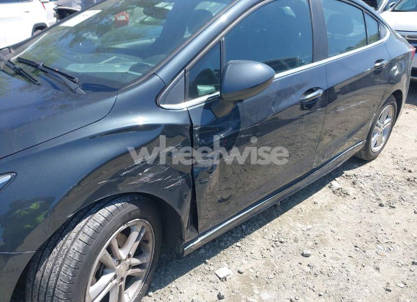 Photo 6 of 2018 Chevrolet Cruze LT AUTO (VIN 1G1BE5SM0J7143782)