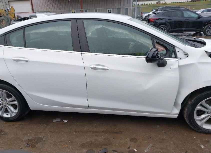 Photo 13 of 2019 Chevrolet Cruze LT (VIN 1G1BE5SM0K7130998)