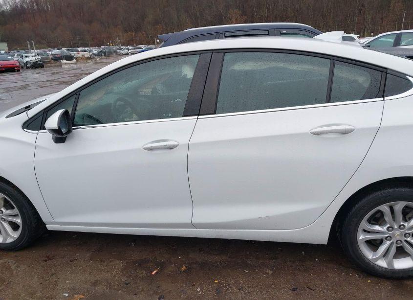 Photo 14 of 2019 Chevrolet Cruze LT (VIN 1G1BE5SM0K7130998)