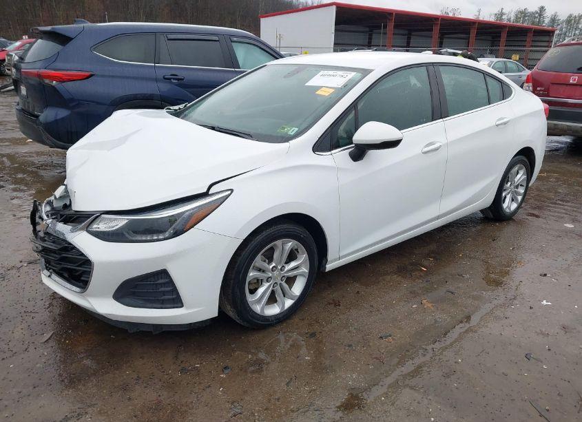 Photo 2 of 2019 Chevrolet Cruze LT (VIN 1G1BE5SM0K7130998)