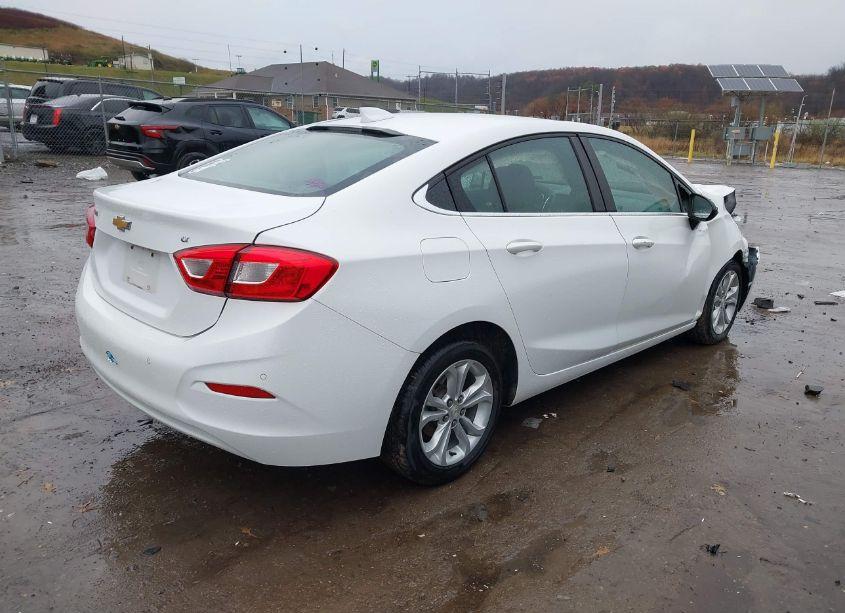Photo 4 of 2019 Chevrolet Cruze LT (VIN 1G1BE5SM0K7130998)