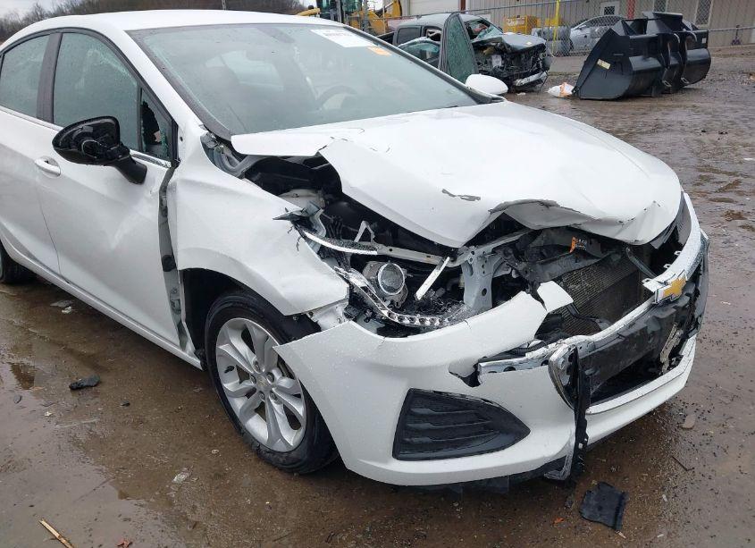 Photo 6 of 2019 Chevrolet Cruze LT (VIN 1G1BE5SM0K7130998)