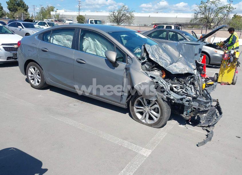 2019 Chevrolet Cruze LT (VIN 1G1BE5SM0K7133609) main photo