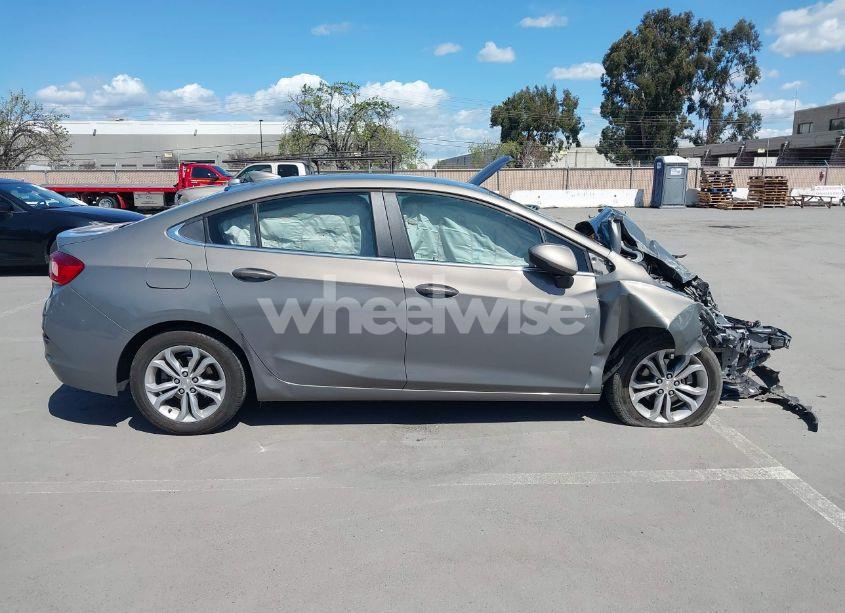 Photo 12 of 2019 Chevrolet Cruze LT (VIN 1G1BE5SM0K7133609)