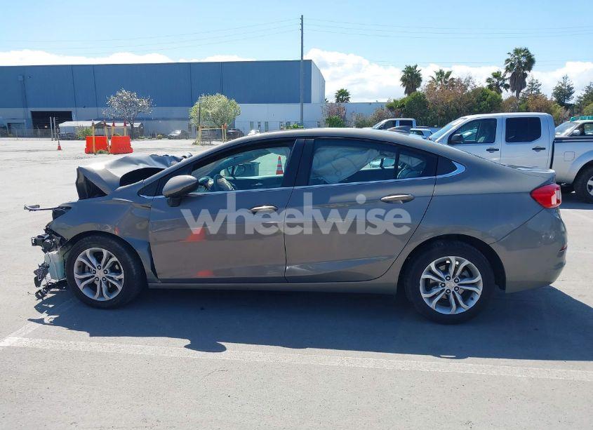 Photo 13 of 2019 Chevrolet Cruze LT (VIN 1G1BE5SM0K7133609)